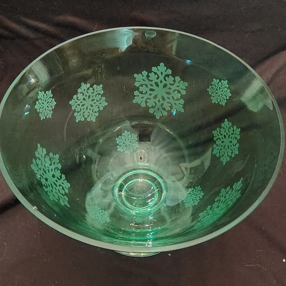 Vintage 1960's Green Glass Footed Bowl with Etched Snowflakes - Picture 3 of 7